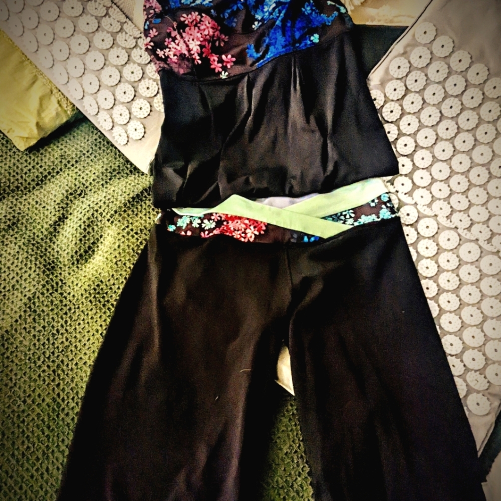 Lululemon size 4 floral set, tank/capris